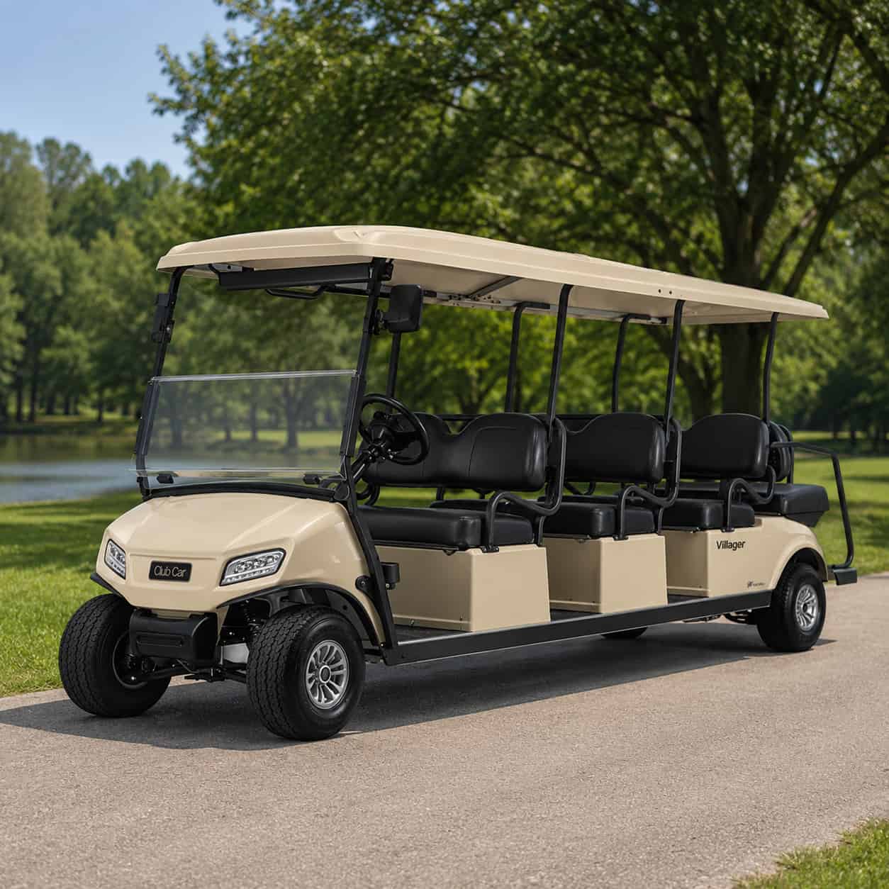 Voiturette Club Car Villager 8 places beige dans un parc