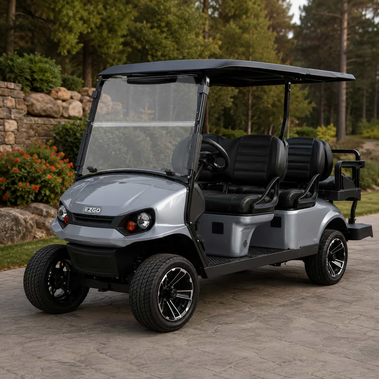 Golfette grise Ezgo Express S6 dans un parc