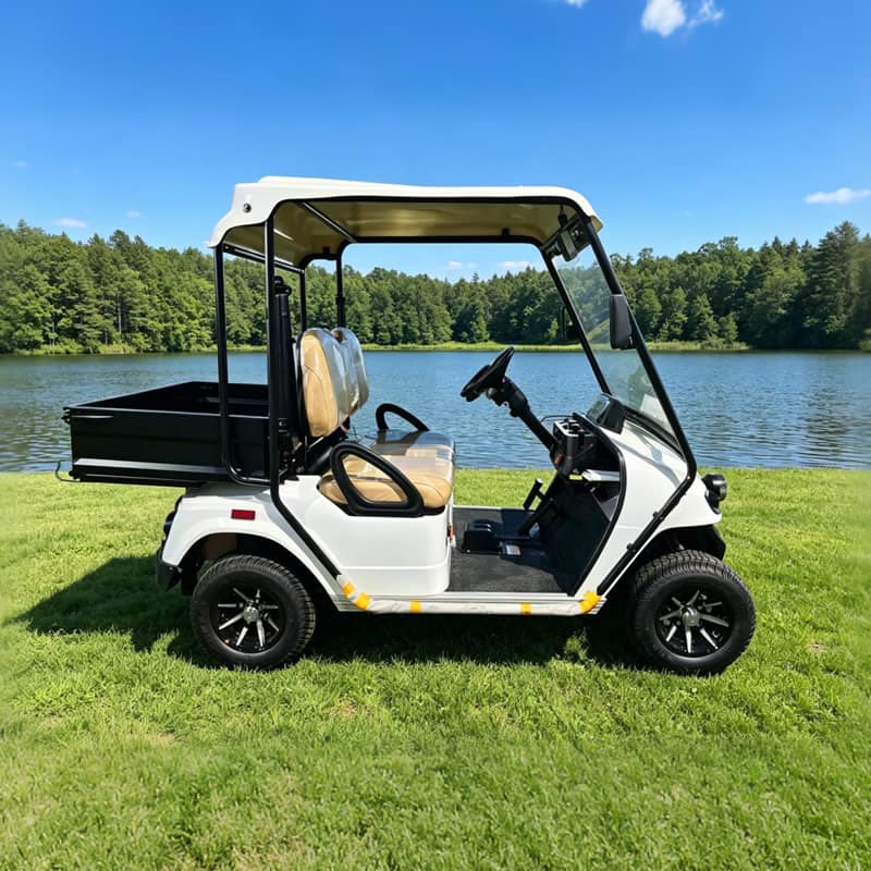 Vue latérale de la golfette Eagle avec benne