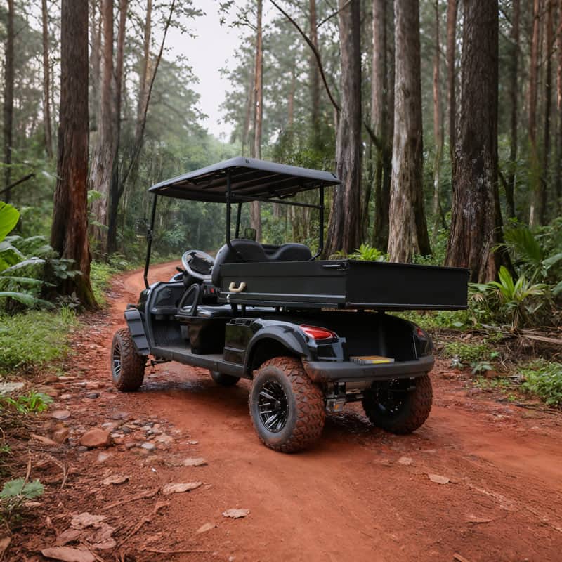 Vue arrière de la golfette surélevée dans la forêt