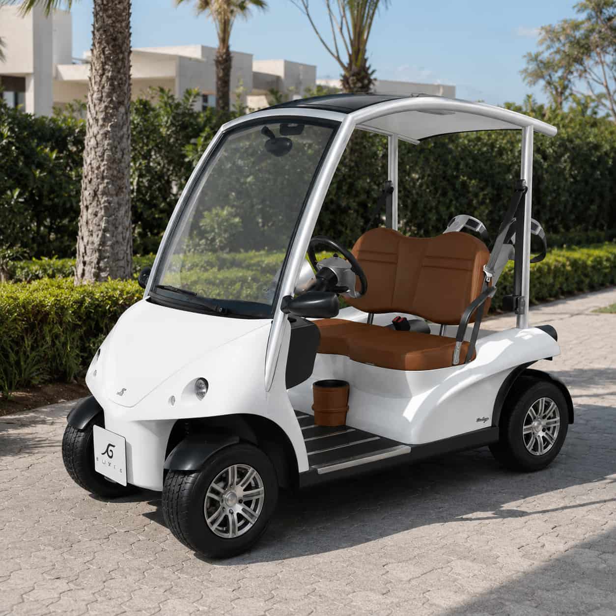 Golfette Garia Monaco blanche dans la rue