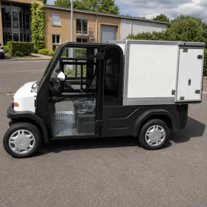 Mini camion LV City de profil avec son caisson dans une rue