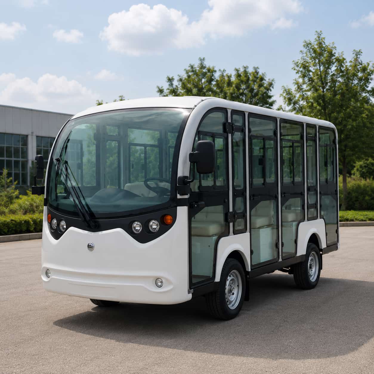 Bus électrique blanc 11 places en plein jour