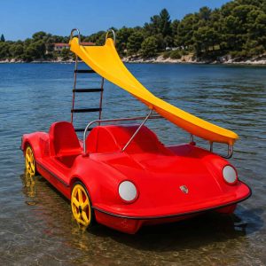 Pédalo Hidroporsche rouge avec toboggan jaune, vue de face.