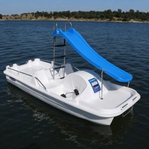 Pédalo P5P blanc avec toboggan bleu en pleine mer