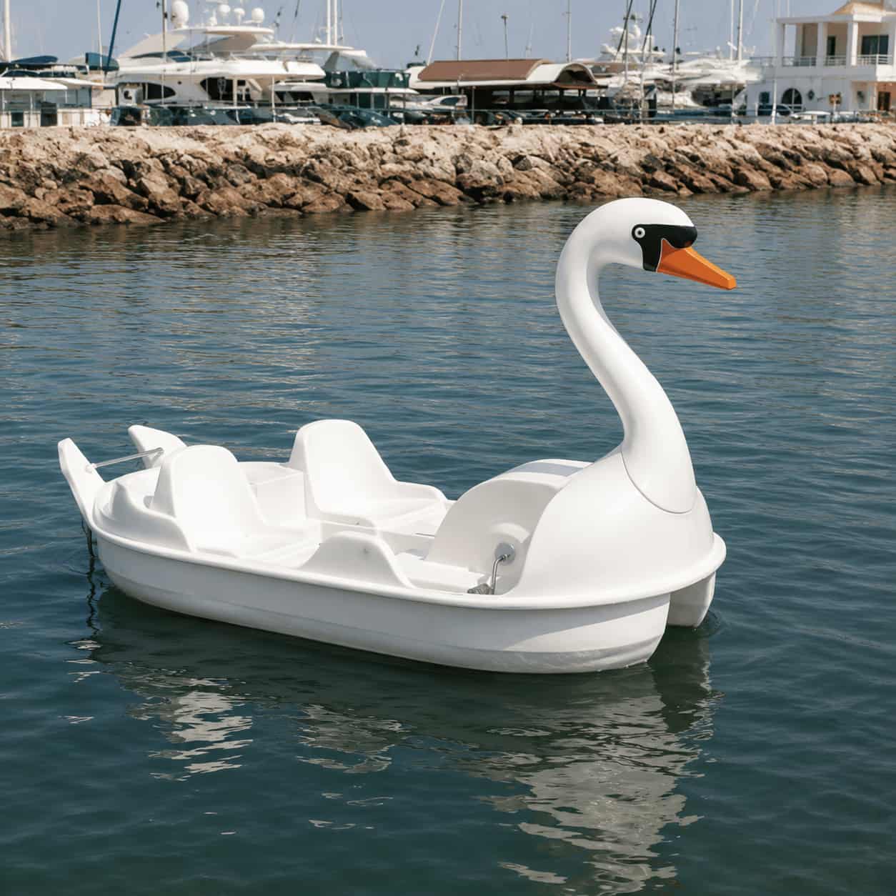 Pédalo le Grand Cygne blanc sur l'eau
