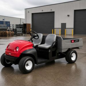golfette rouge et grise dans un site industriel