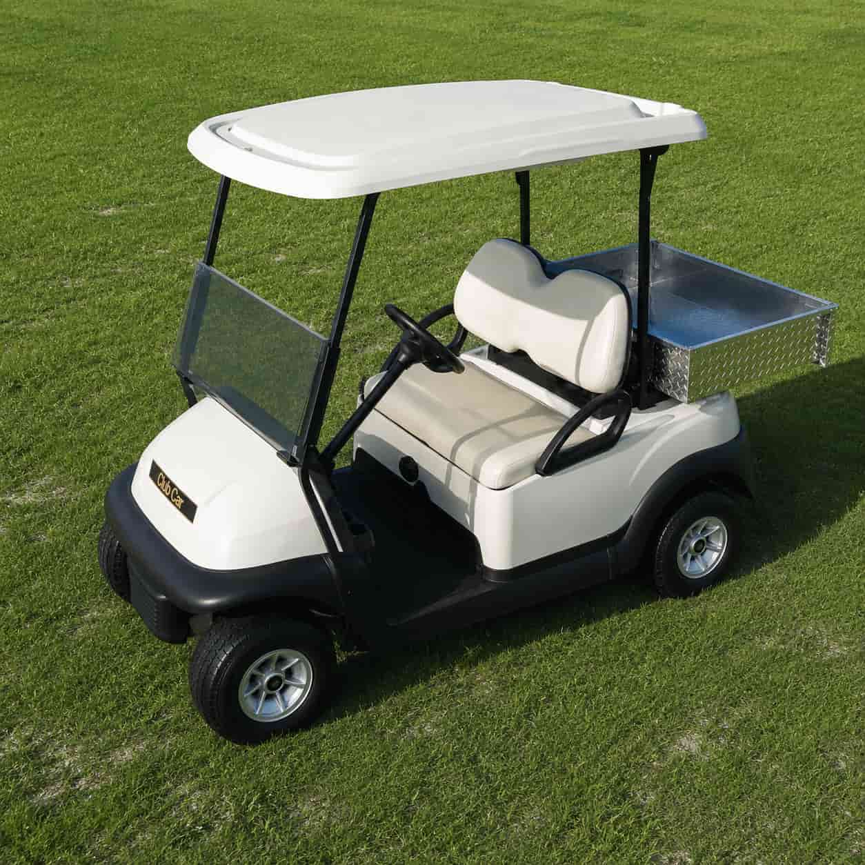 Voiturette Club Car blanche avec une benne en alu sur un terrain de golf