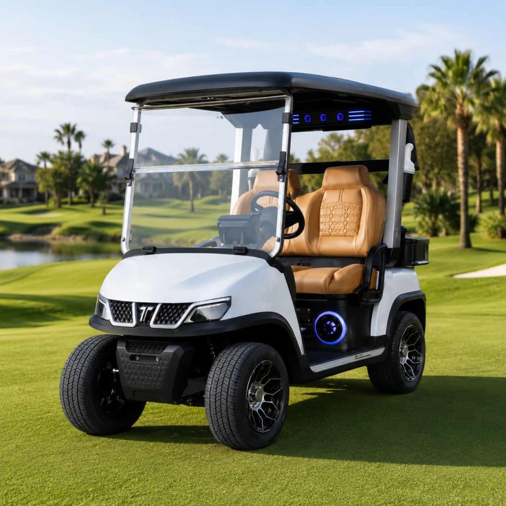 Voiturette de golf blanche HDK Tara sur un terrain de golf