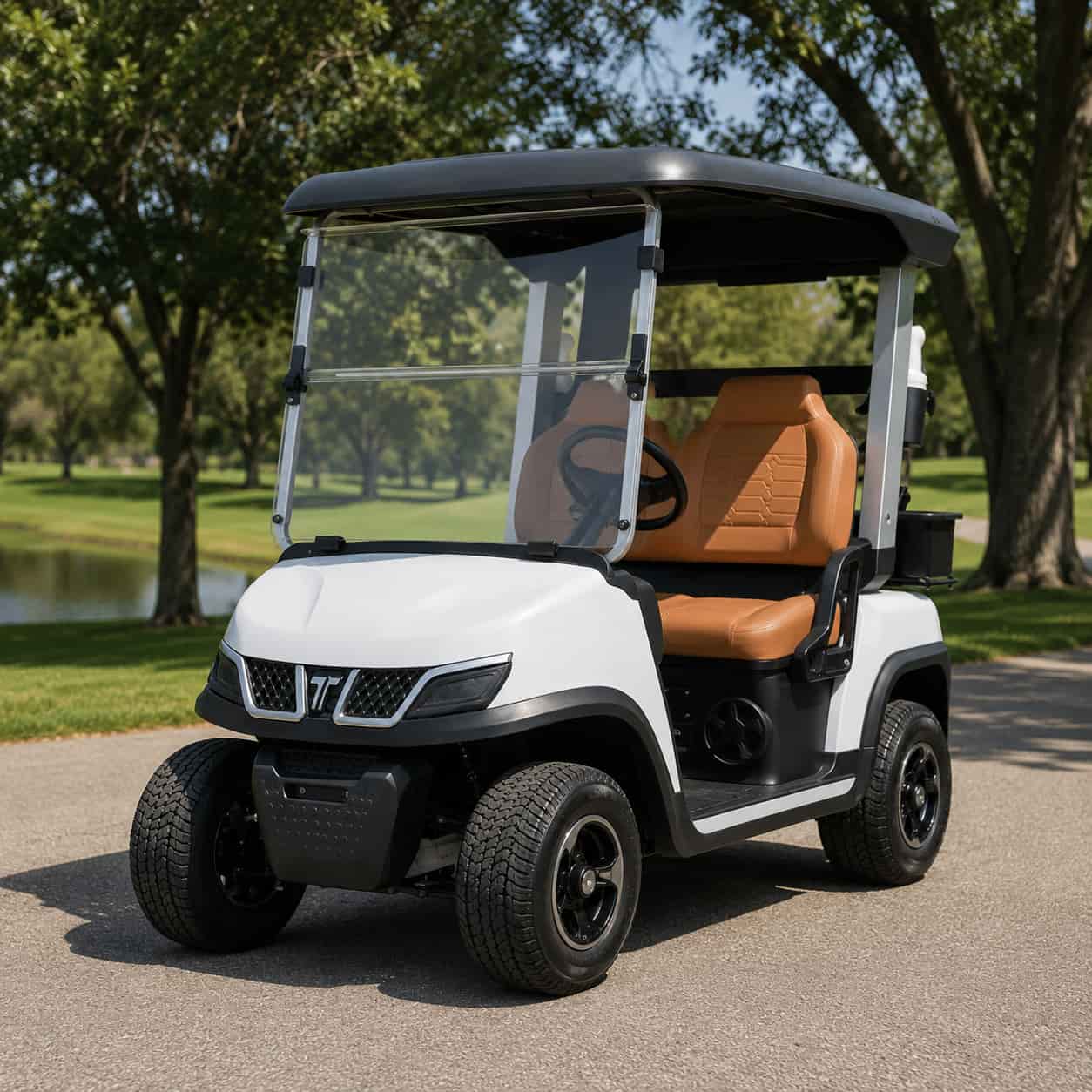 Voiturette de golf blanche HDK Tara garée