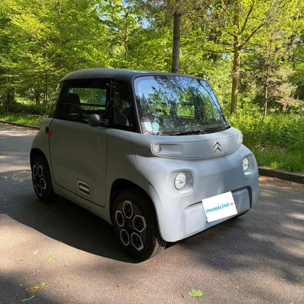 Voiture sans permis CItroen Ami de profil dans un bois