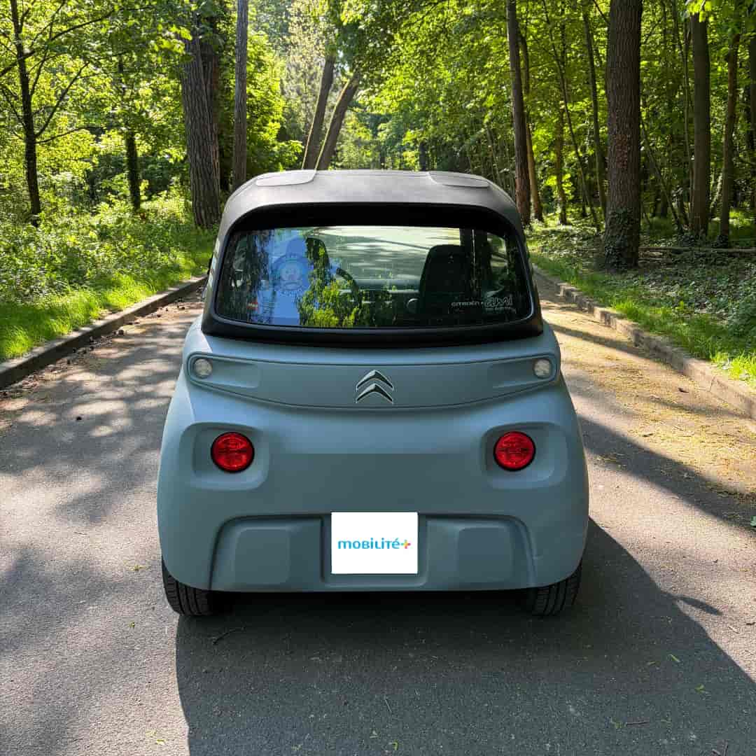 Vue arrière de la voiture sans permis Citroen Ami