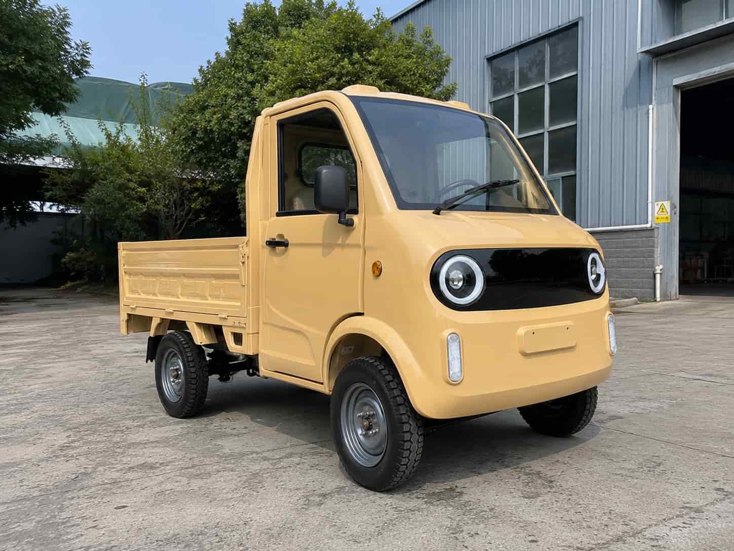 Camion électrique jaune avec benne