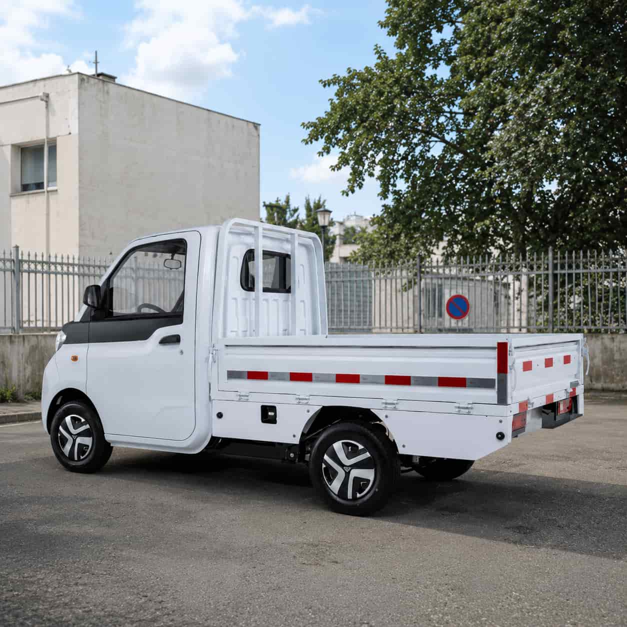 Mini camion blanc électrique City Truck Cargo sur un parc d'école