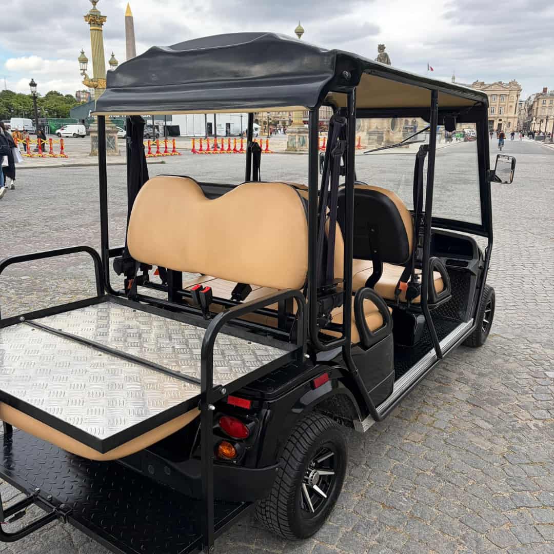 Vue arrière de la golfette et de son plateau de chargement en plein paris