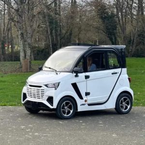 La voiture sans permis blanche IMF dans un parc