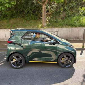 Swapa Zip verte de profil dans la rue