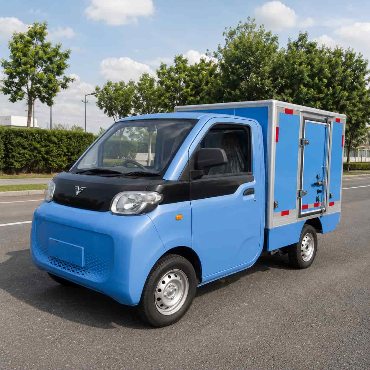 Mini camion réfrigéré City Truck Fresh bleu sur un parking