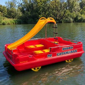 Pédalo P9P 9 places rouge avec toboggan jaune dans un lac