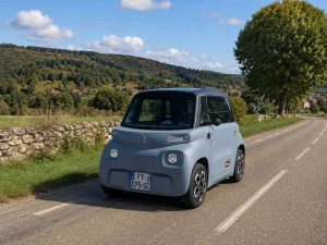La Citroen Ami sur une route de campagne