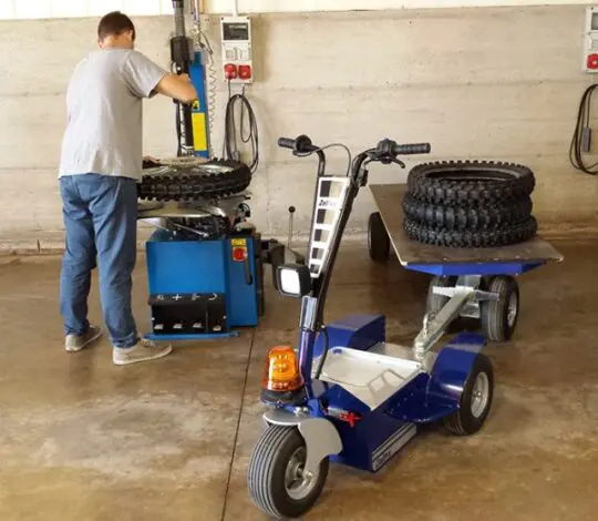 Un triporteur électrique bleu dans un atelier