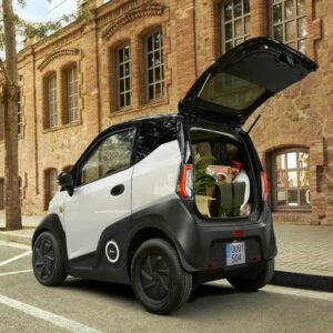 La voiture sans permis avec son coffre ouvert dans une rue en espagne