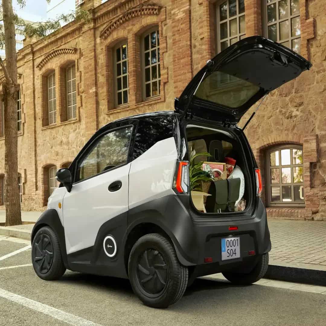 La voiture sans permis avec son coffre ouvert dans une rue en espagne
